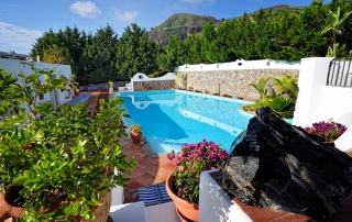 Italien Liparische Inseln - Hotel Gattopard Poolbereich