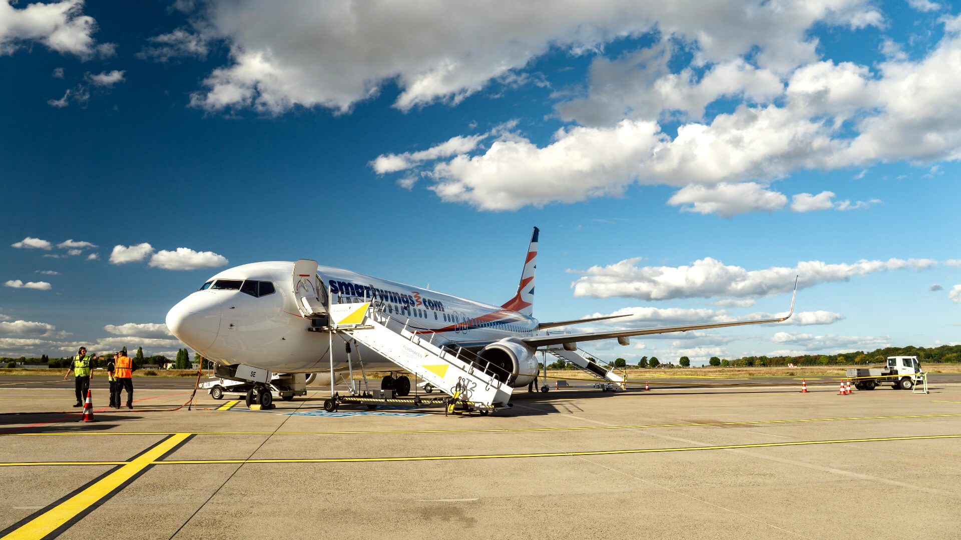 Außenansicht von der Seite auf ein Flugzeug auf dem Rollfeld am Flughafen Braunschweig-Wolfsburg
