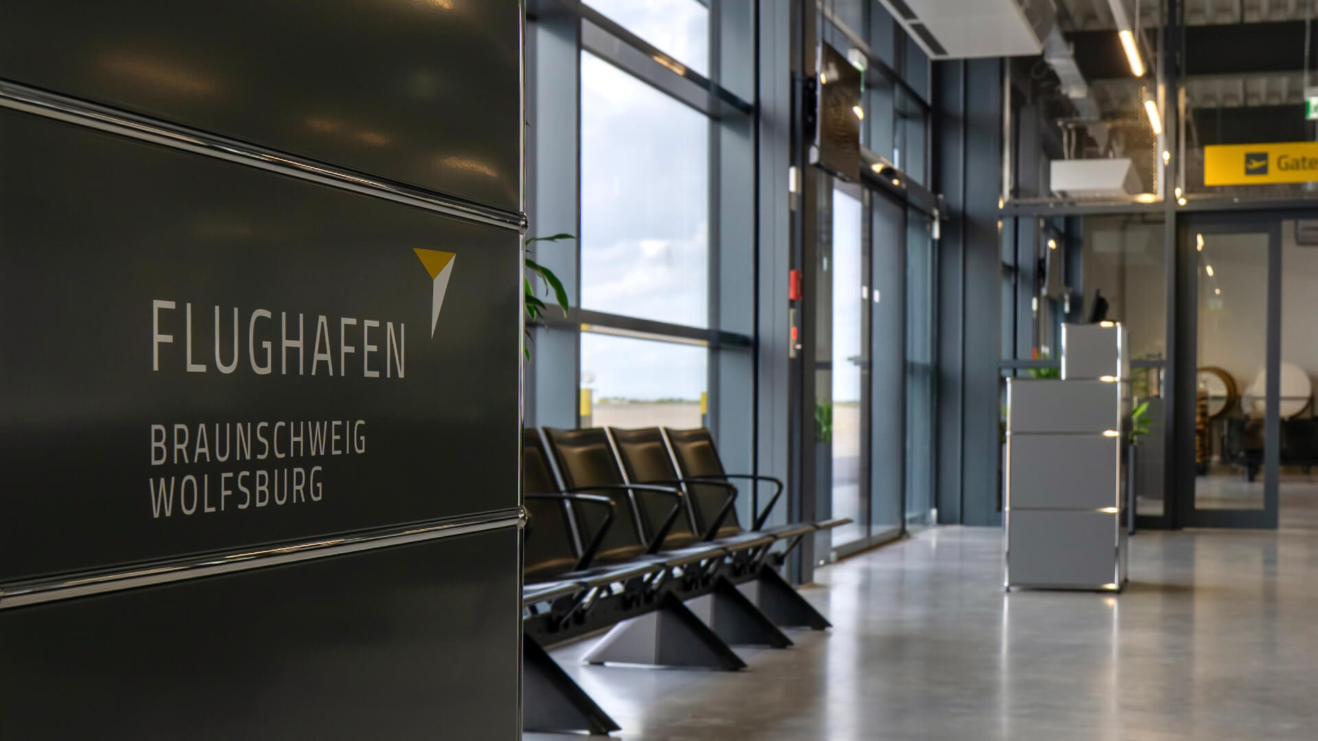 Innennaufnahme vom Passagierterminal Flughafen Braunschweig-Wolfsburg nach außen aufs Rollfeld