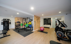 Fitnessstudio im Hotel Dorisol Estrelicia mit Geräten und Hanteln