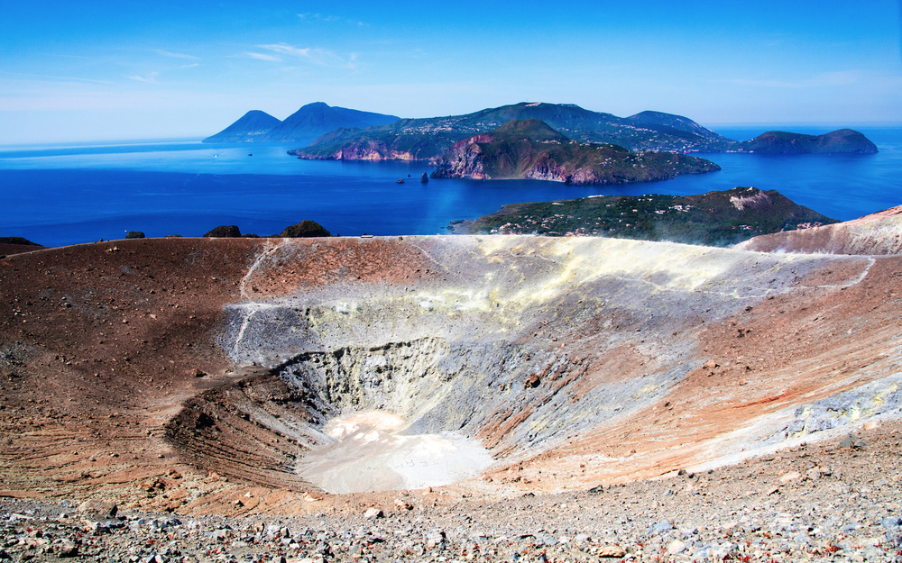 Vulkanischer Krater mit Blick auf die Äolischen Inseln im Hintergrund.