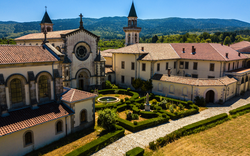 Klosteranlage mit Garten in Serra San Bruno, Italien, bei sonnigem Wetter.