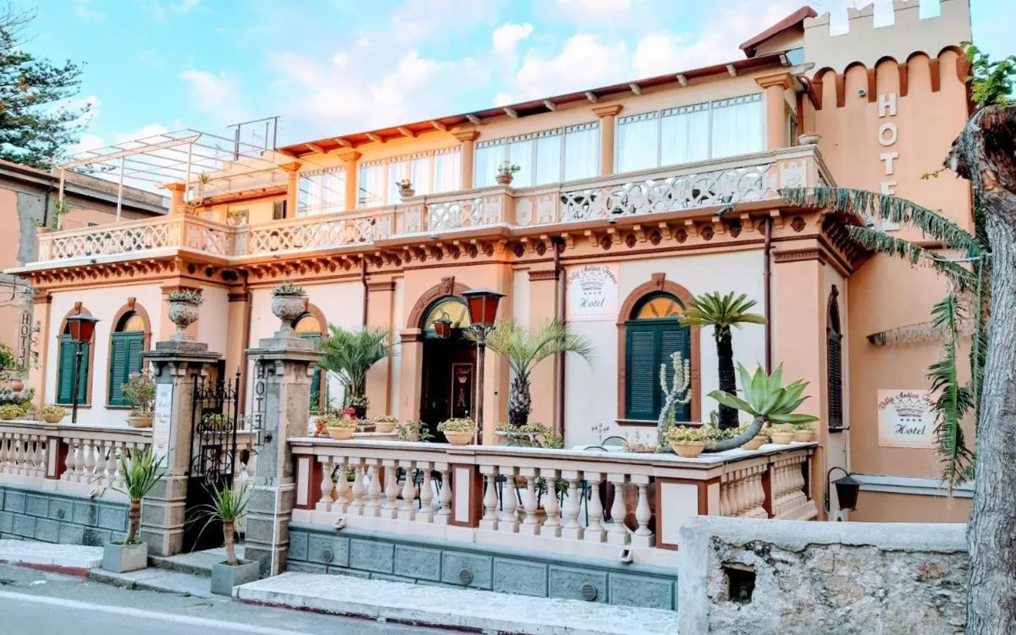 Fassade der Hotel Villa Antica Tropea mit Balkon und Pflanzen.
