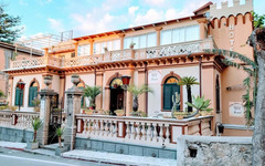 Fassade der Hotel Villa Antica Tropea mit Balkon und Pflanzen.