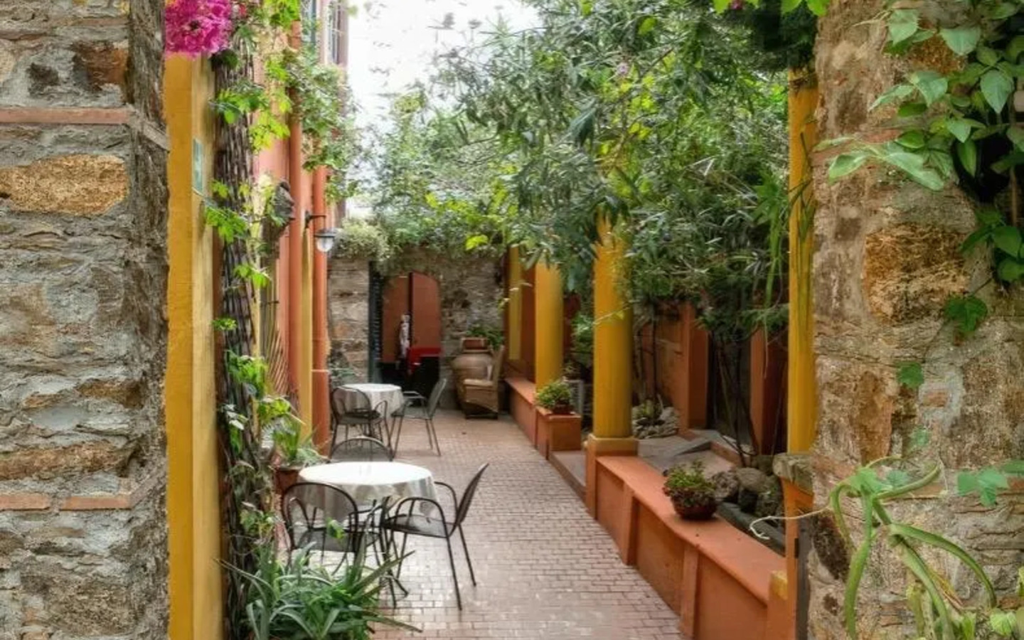 Innenhof mit Pflanzen und Sitzbereich, Hotel Villa Antica Tropea.