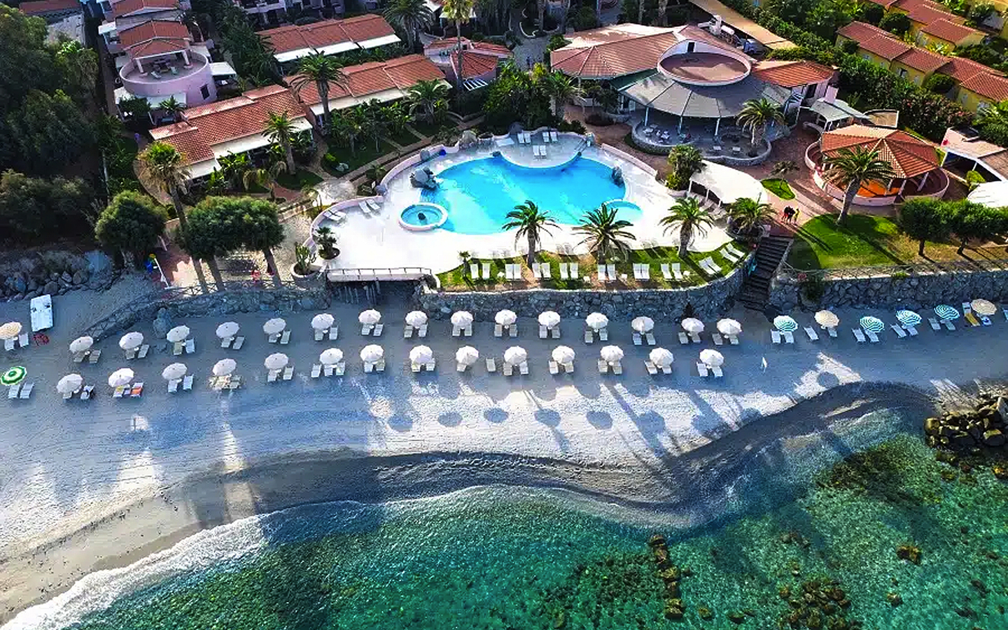 Luftaufnahme des Hotel Villagio Cala di Volpe mit Pool und Strand in Kalabrien.