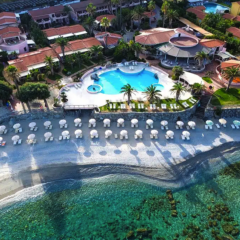 Luftaufnahme des Hotel Villagio Cala di Volpe mit Pool und Strand in Kalabrien.