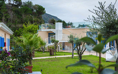 Grüne Gartenanlage mit modernen Gebäuden im Galia Luxury Resort.