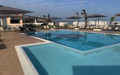 Poolbereich des Galia Luxury Resort mit Liegen und Sonnenschirmen.