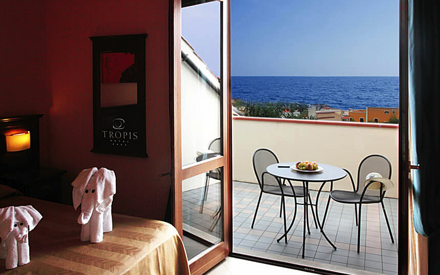 Zimmer mit Terrasse und Meerblick im Hotel Tropis in Tropea, Italien.