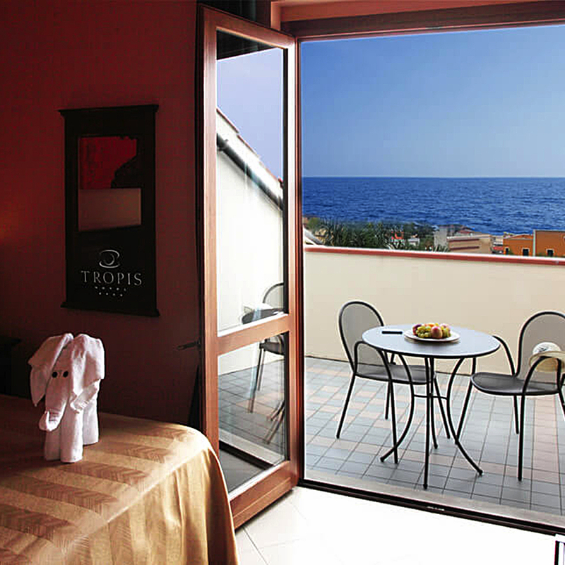 Zimmer mit Terrasse und Meerblick im Hotel Tropis in Tropea, Italien.