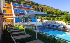 Außenbereich des Hotel Tropis mit Pool und Liegestühlen in Tropea, Kalabrien.