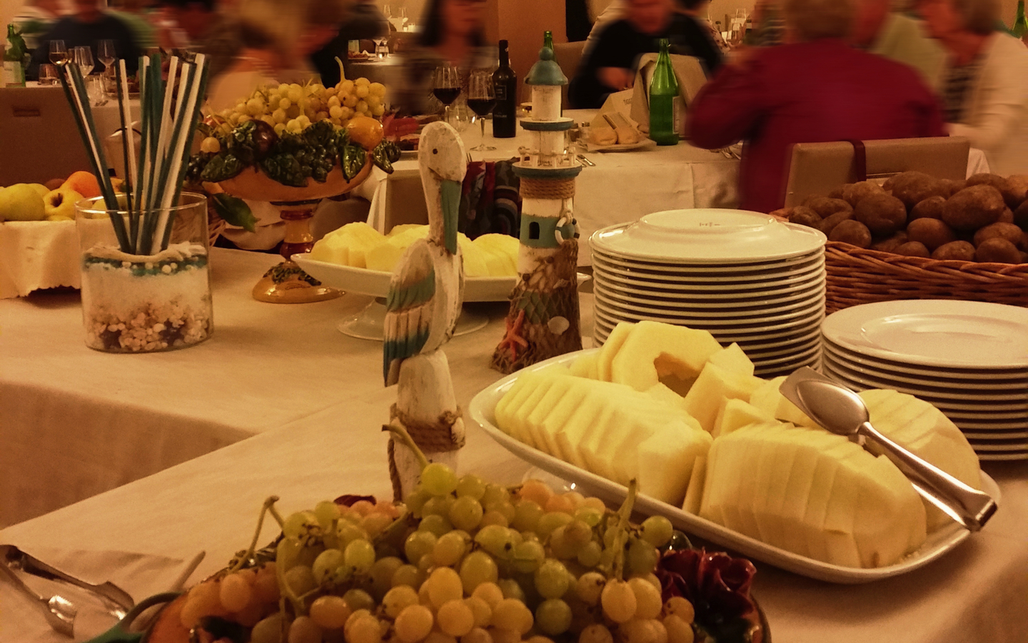 Buffet mit Obst, Käse und Brot in einem Restaurant des Hotel Tropis in Tropea, Italien.