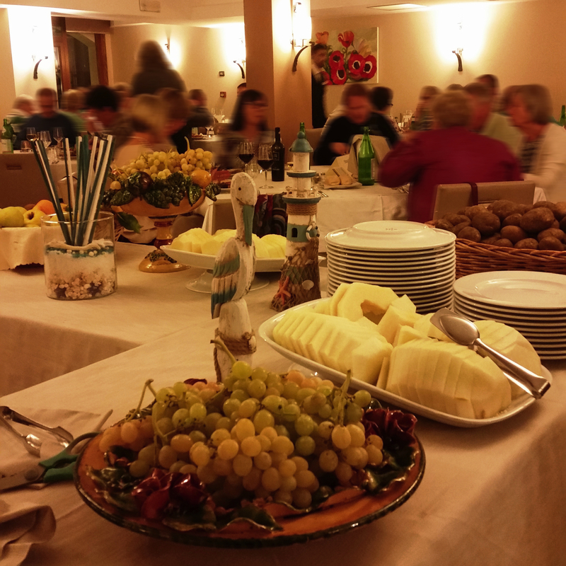 Buffet mit Obst, Käse und Brot in einem Restaurant des Hotel Tropis in Tropea, Italien.