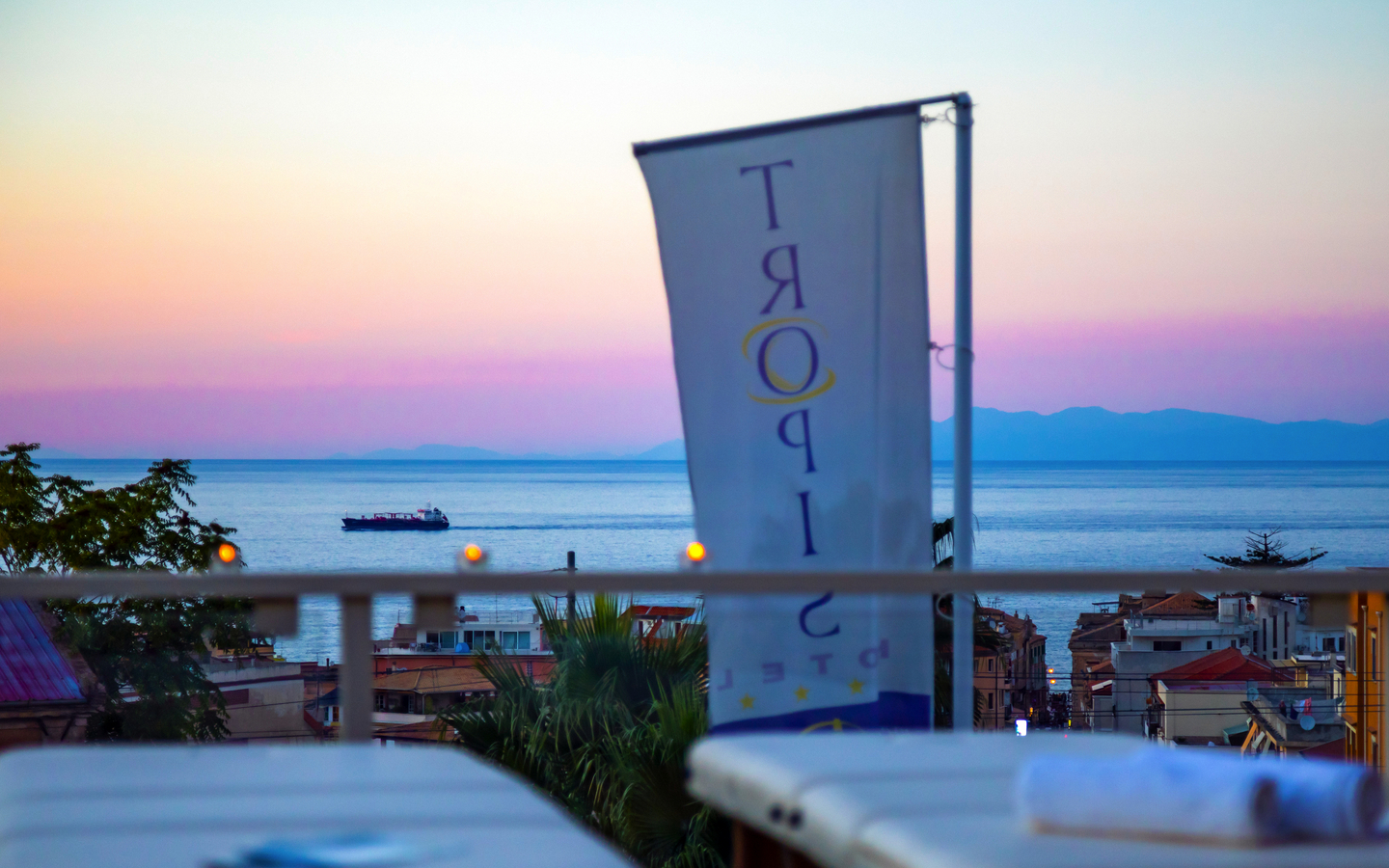 Blick auf das Meer bei Sonnenuntergang vom Hotel Tropis in Tropea, Kalabrien.