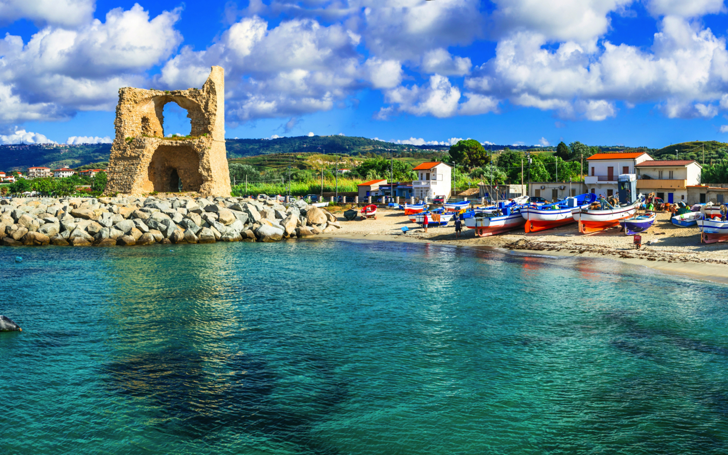 Traditionelles Fischerdorf Briatico in Kalabrien mit Türkismeer und altem Sarazenenturm, Italien