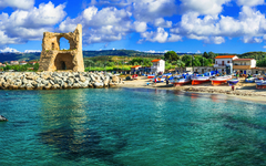 Traditionelles Fischerdorf Briatico in Kalabrien mit Türkismeer und altem Sarazenenturm, Italien