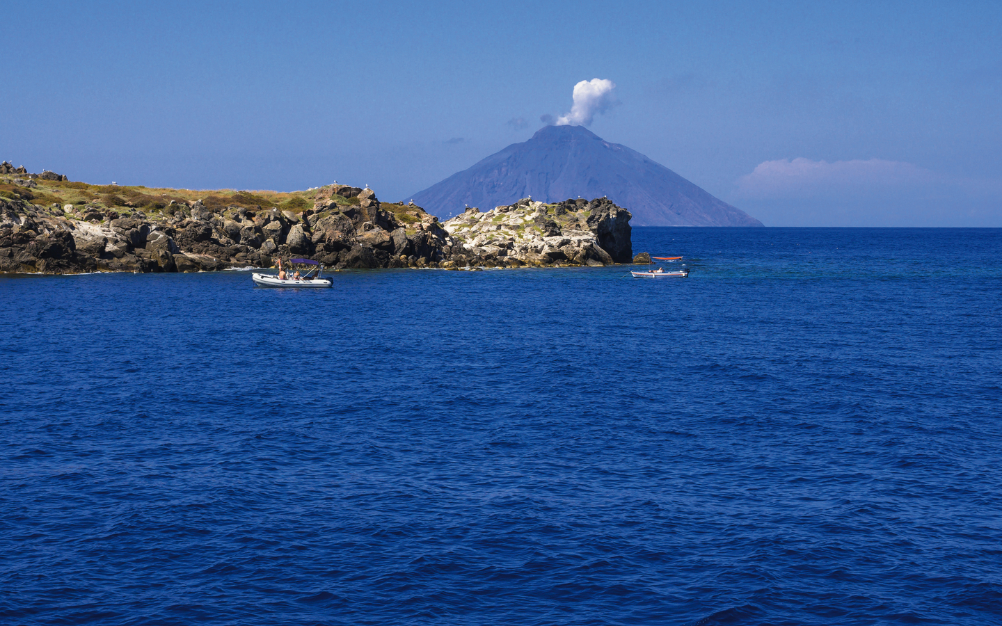 Isola Bottaro, vulkanische Insel, Tyrrhenisches Meer, hinten der