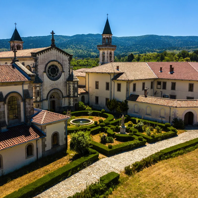 Klosteranlage mit Garten in Serra San Bruno, Italien.