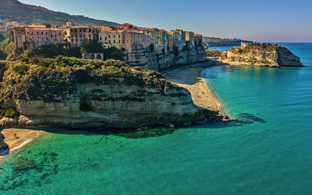 Küstenstadt Tropea in Kalabrien mit türkisfarbenem Meer und Strand.