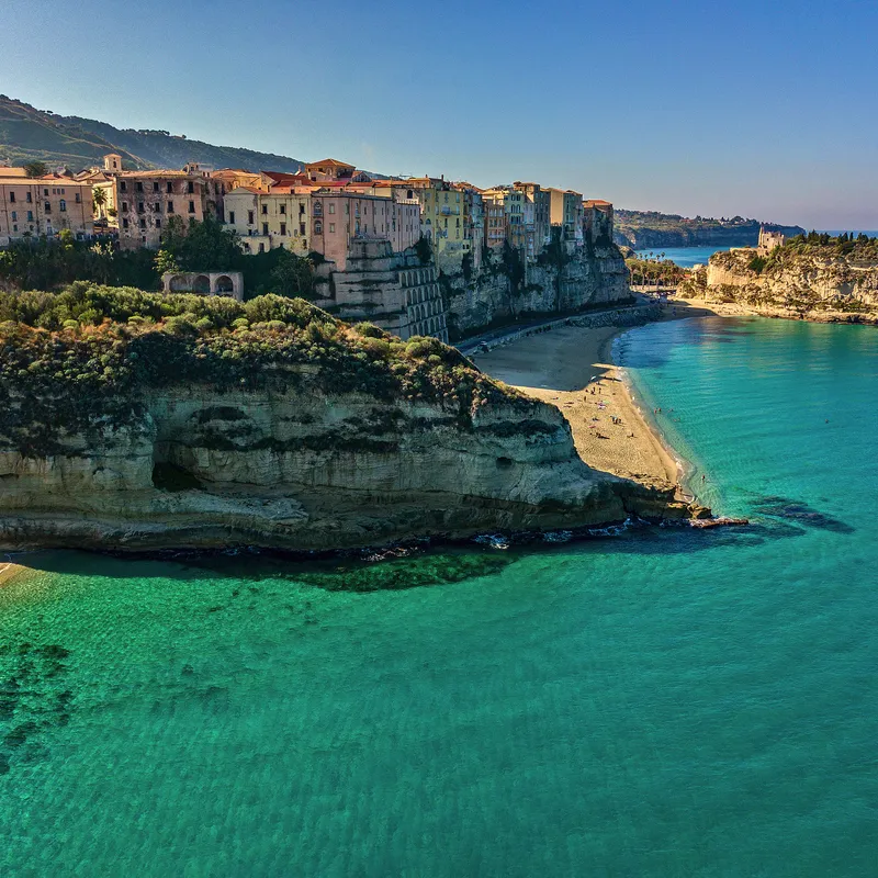 Küstenstadt Tropea in Kalabrien mit türkisfarbenem Meer und Strand.