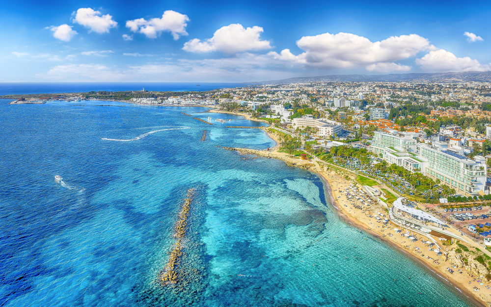 Landschaft von Paphos mit Strand von Vrisoudia auf Zypern