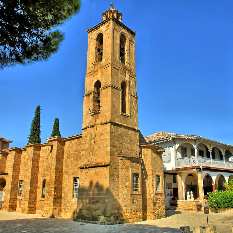 Historische Kirche mit Glockenturm in Nikosia bei klarem Himmel.