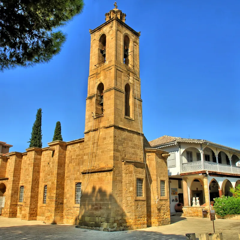 Historische Kirche mit Glockenturm in Nikosia bei klarem Himmel.