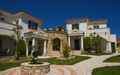 Heller Tag, Vorderansicht des Hotel Anagenessis Village, Gebäude und Garten.