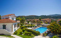Außenansicht des Hotels Anagenessis Village mit Pool und Garten in Zakynthos, Griechenland.