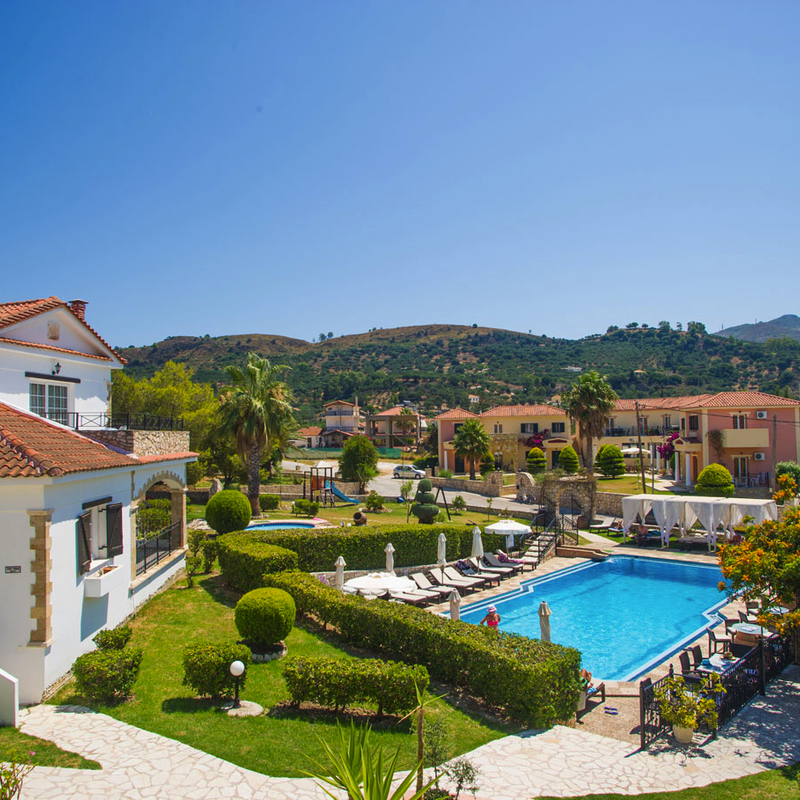 Außenansicht des Hotels Anagenessis Village mit Pool und Garten in Zakynthos, Griechenland.