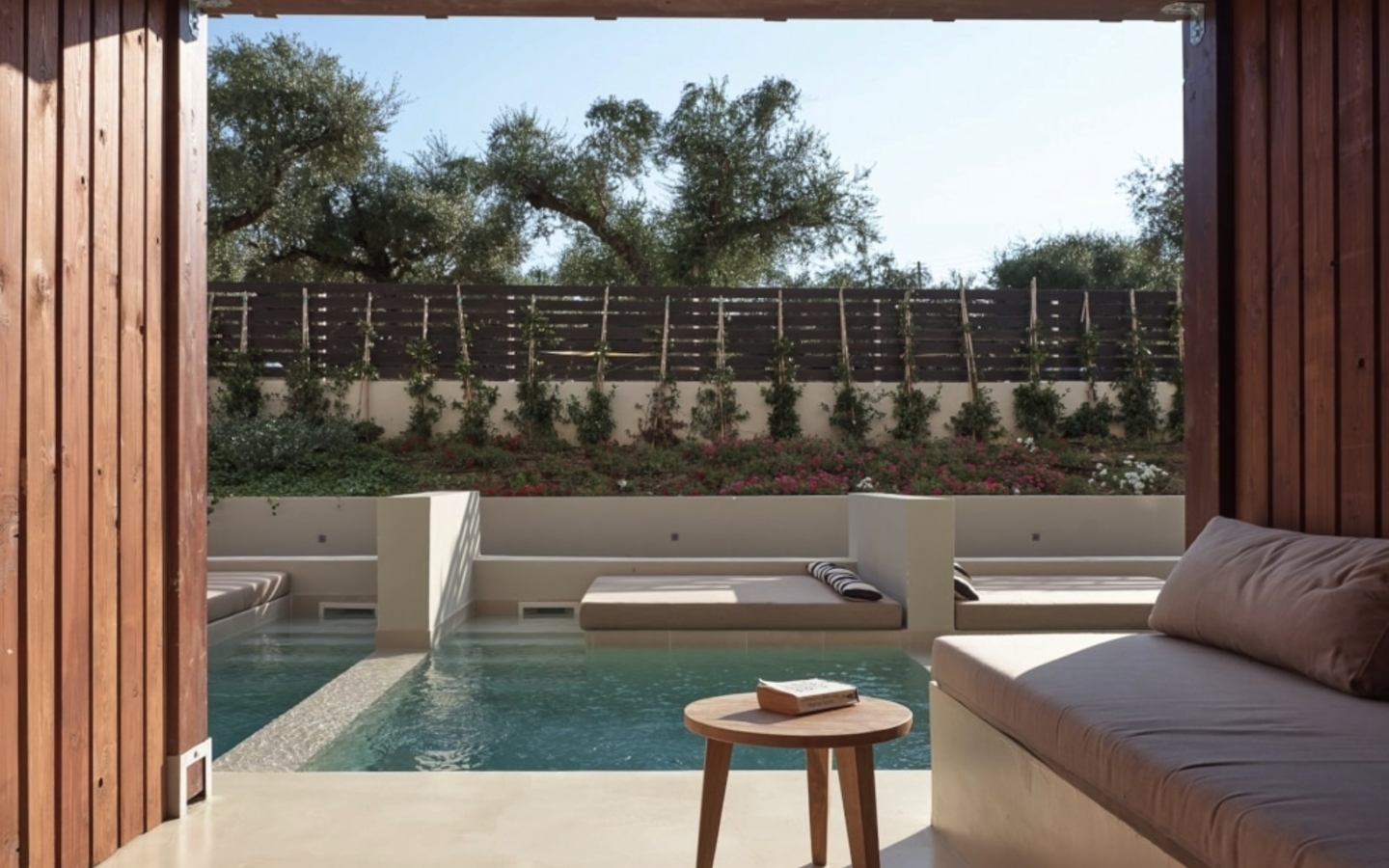 Blick auf eine überdachte Terrasse mit Pool und Liegen im Castelli Hotel auf Zakynthos.