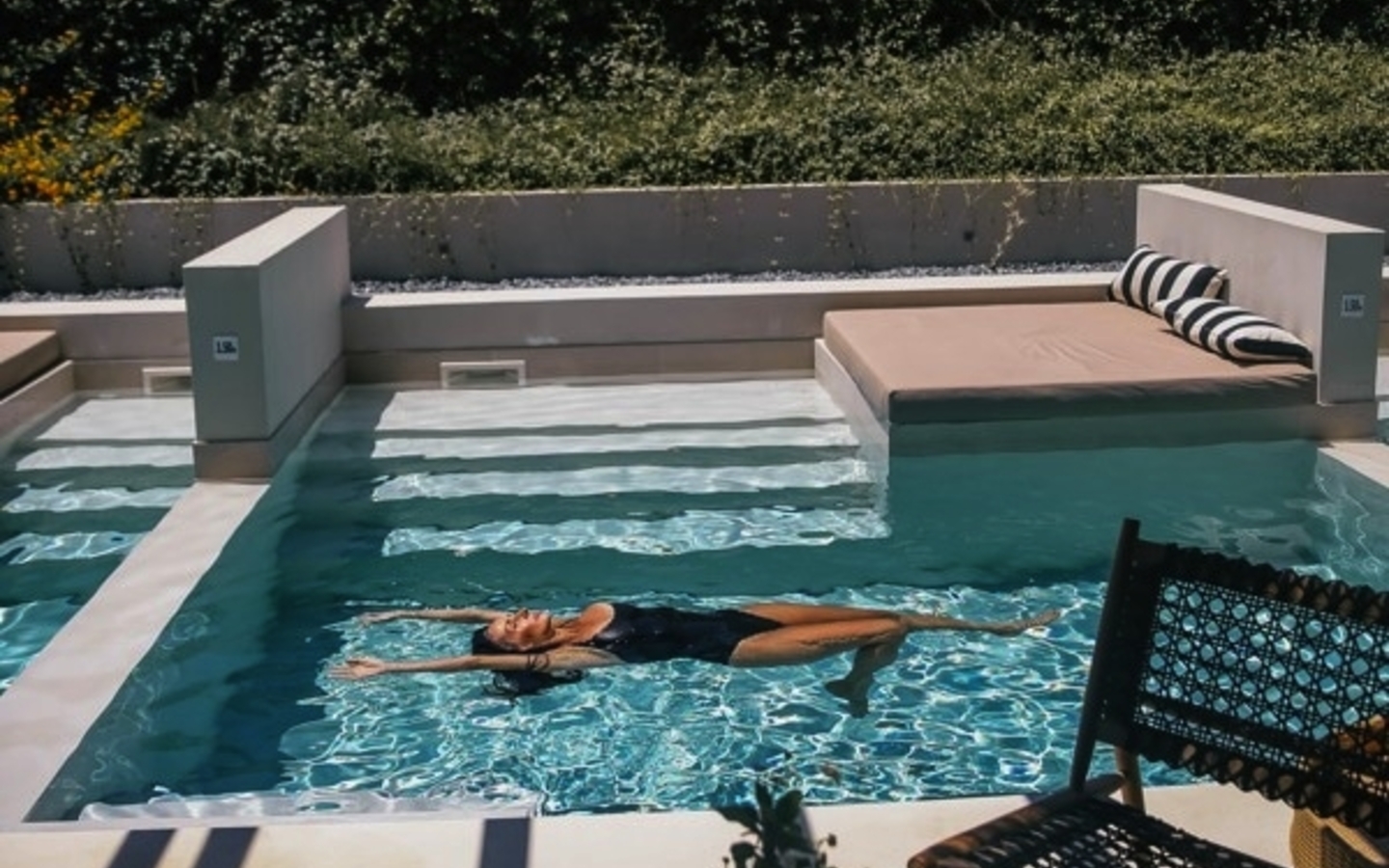 Person in einem Pool mit Lounge-Bereich im Castelli Hotel, Zakynthos