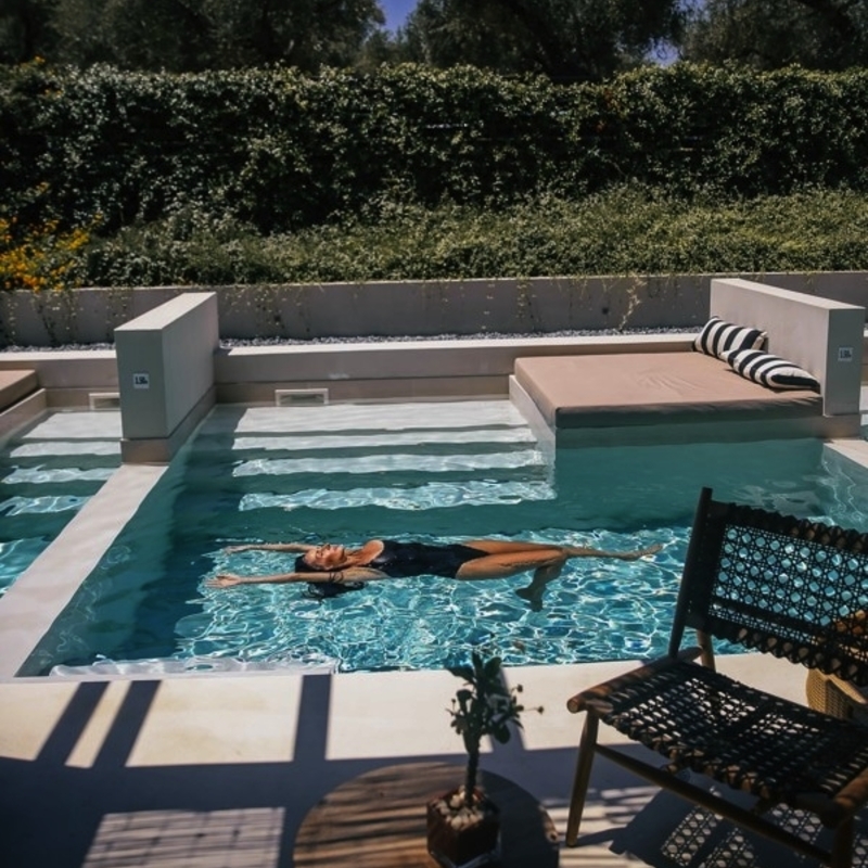 Person in einem Pool mit Lounge-Bereich im Castelli Hotel, Zakynthos