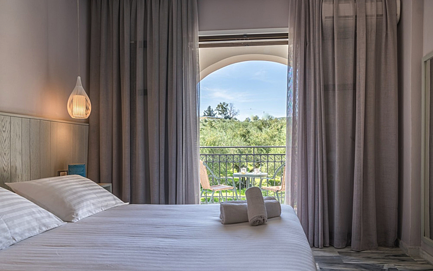 Superior-Doppelzimmer mit Balkon und Blick auf grüne Landschaft im Castelli Hotel