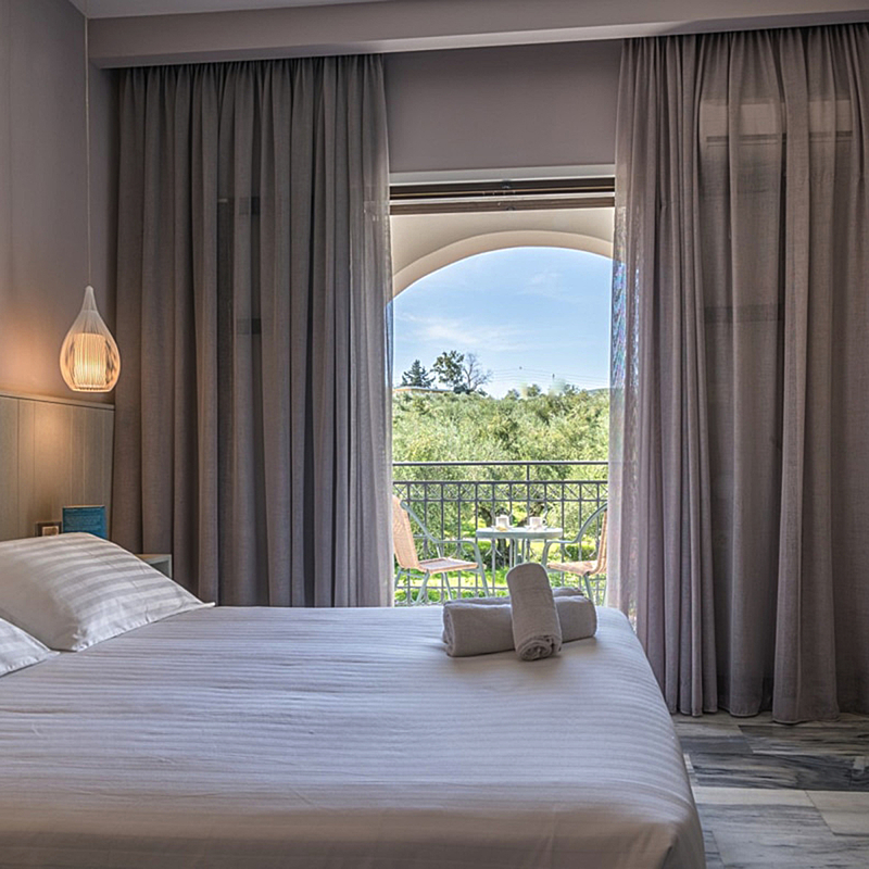 Superior-Doppelzimmer mit Balkon und Blick auf grüne Landschaft im Castelli Hotel