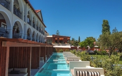 Außenansicht des Castelli Hotels mit Pool und Terrassen in Zakynthos, Griechenland.