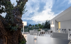 Moderne Außenterrasse mit Sitzgelegenheiten und umliegender Natur im Hotel Zante Sun.