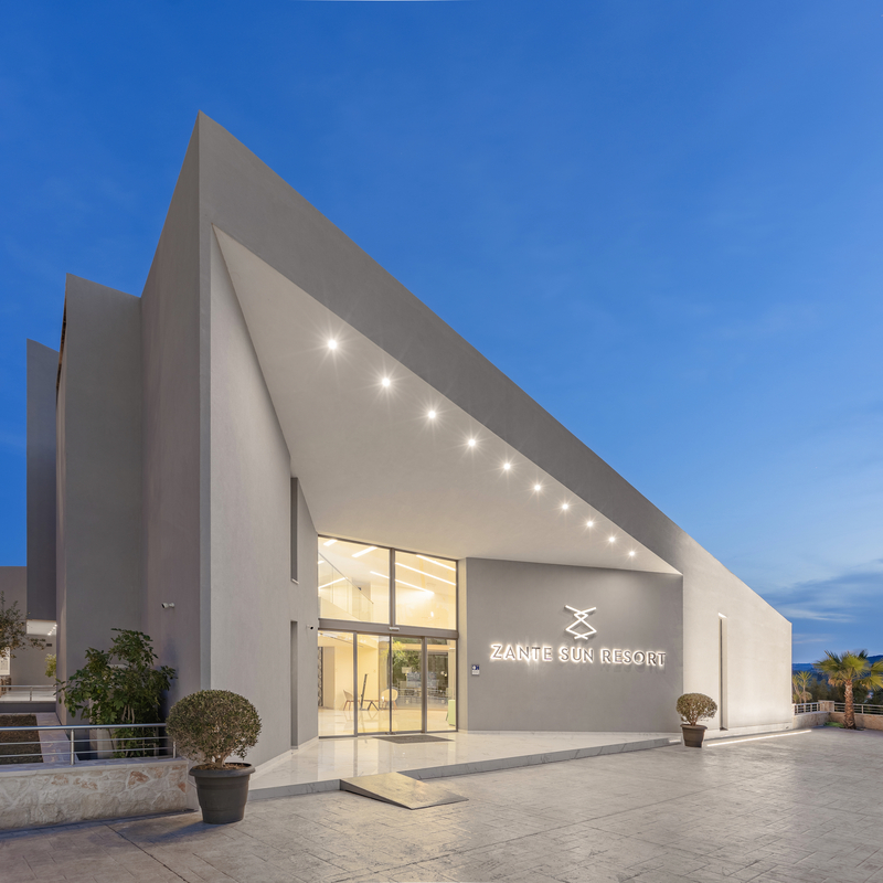 Eingang des Hotel Zante Sun auf Zakynthos bei Tageslicht.