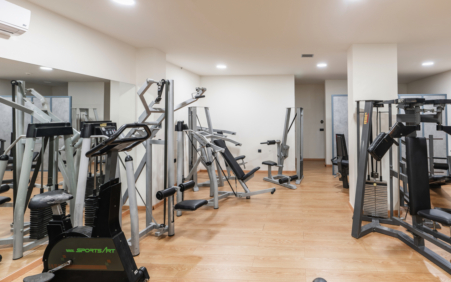 Fitnessraum im Hotel Zante Sun mit mehreren Trainingsgeräten.