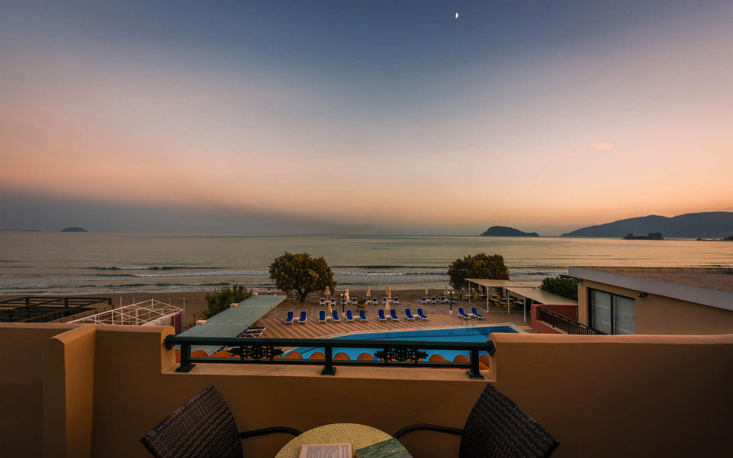 Blick auf den Strand und Sonnenuntergang vom Mediterranean Beach Resort auf Zakynthos.