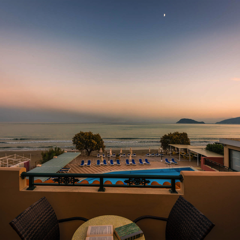 Blick auf den Strand und Sonnenuntergang vom Mediterranean Beach Resort auf Zakynthos.