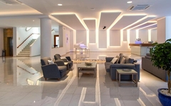 Helle Hotellobby mit Sitzbereich, Pflanzen und modernem Design.