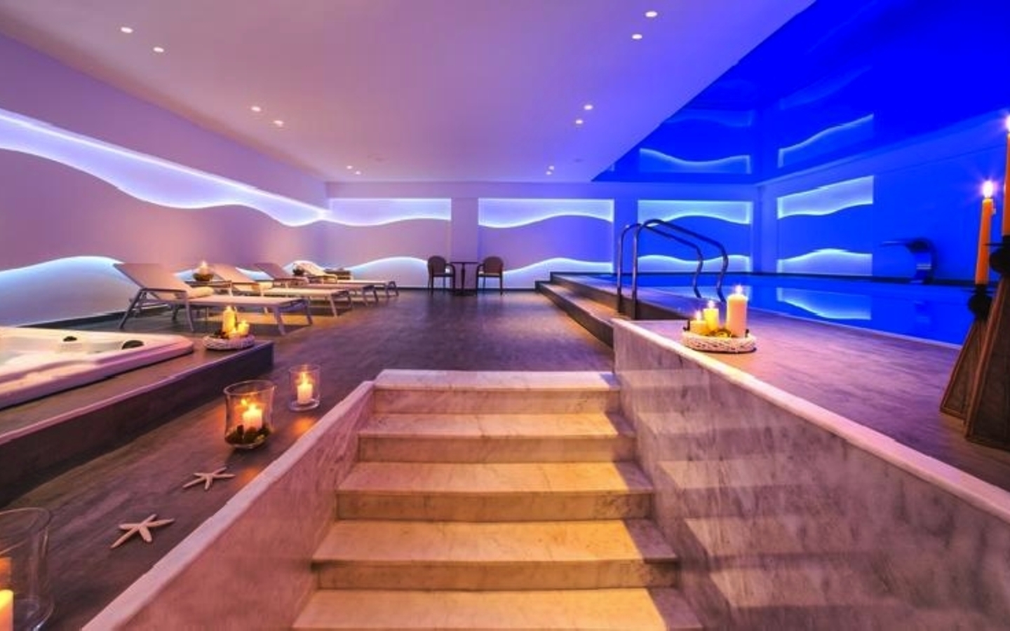 Spa-Bereich mit Liegen, Kerzen und gedämpfter Beleuchtung im Mediterranean Beach Resort.