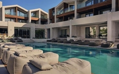 Hotelpool mit Liegesesseln vor modernem Gebäude bei Contessina Hotel in Planos, Zakynthos.