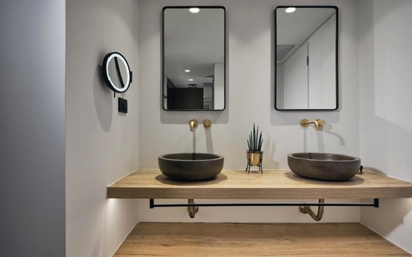 Badezimmer mit zwei Waschbecken und Spiegeln in modernem Design.