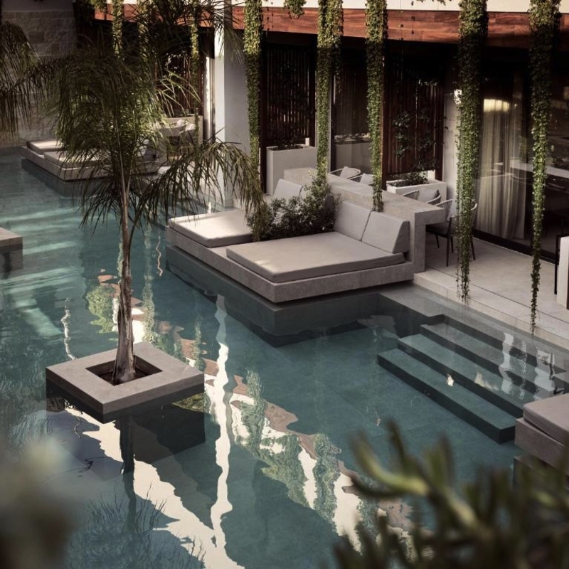 Poolbereich des Contessina Hotels mit modernen Liegen und Pflanzen.