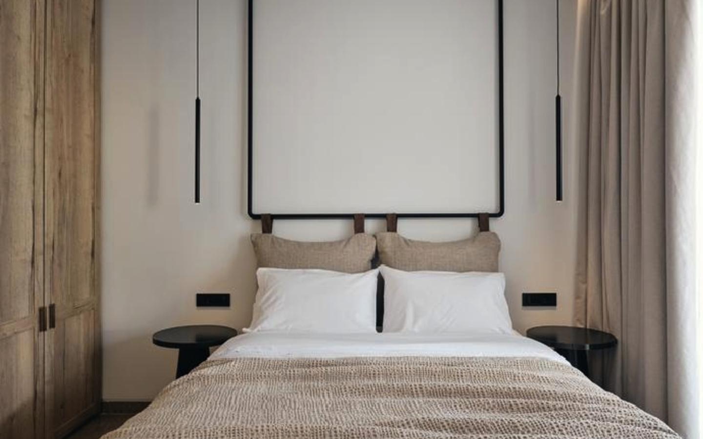 Doppelzimmer im Contessina Hotel, modern eingerichtet mit Doppelbett und Hängeleuchten.