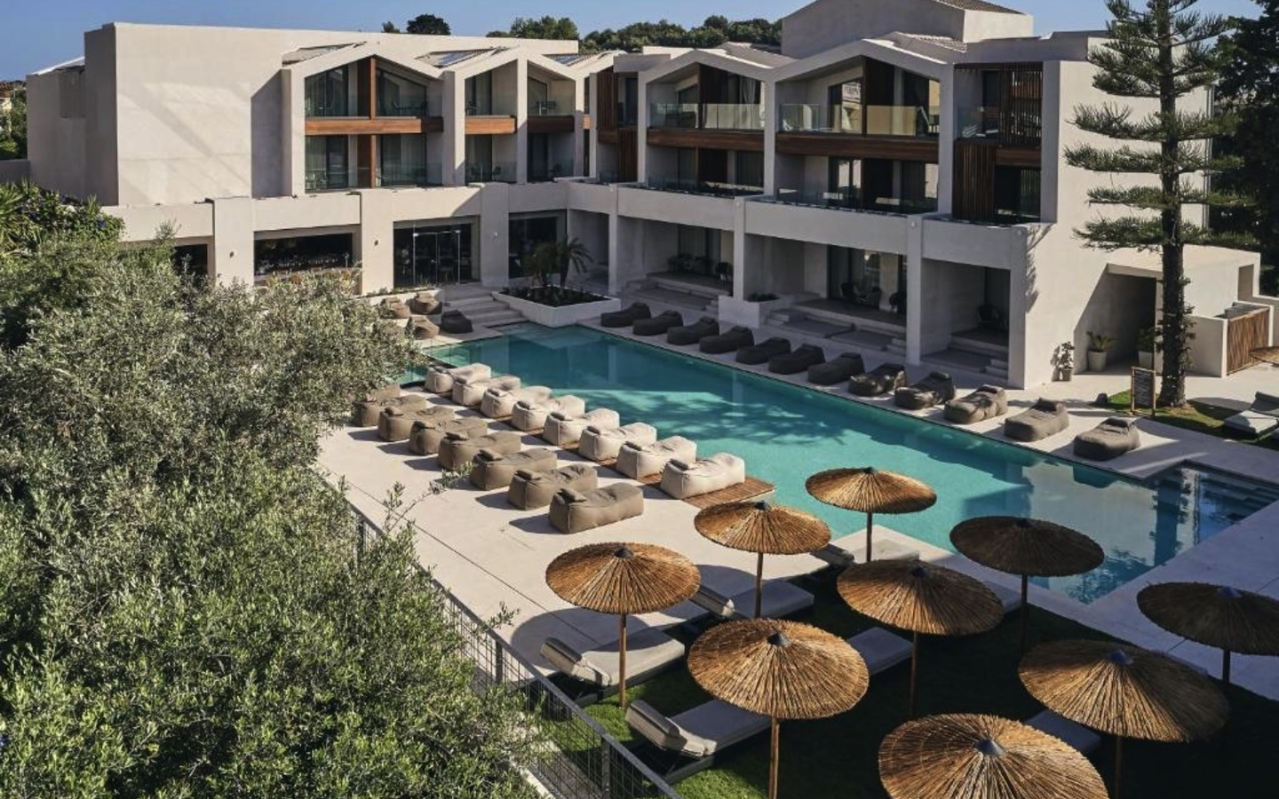 Außenbereich des Contessina Hotels mit Pool und Sonnenliegen.