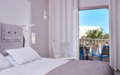 Hotelzimmer mit Balkon und Palmenblick, Santo Miramare, Santorin.